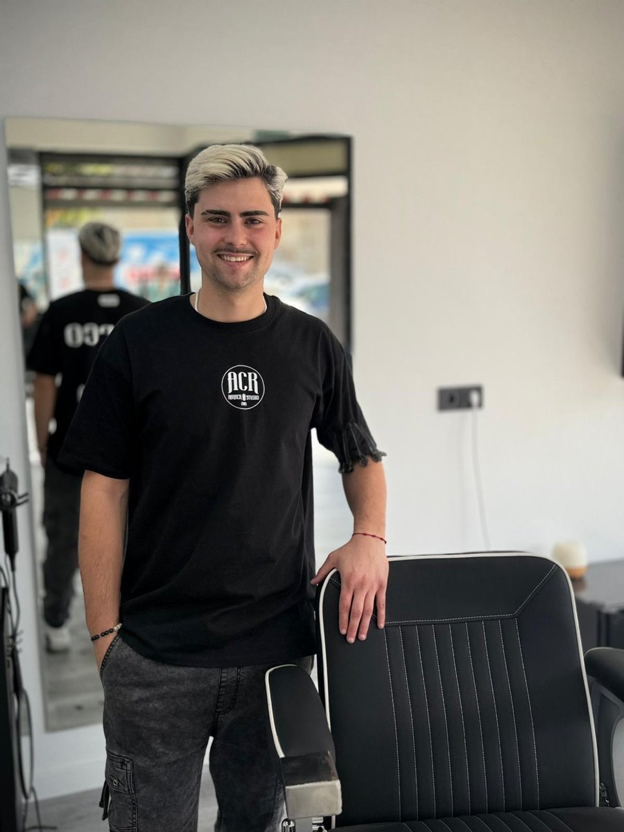 Agustín Cornejo, barbero y propietario de ACR Barberstudio
