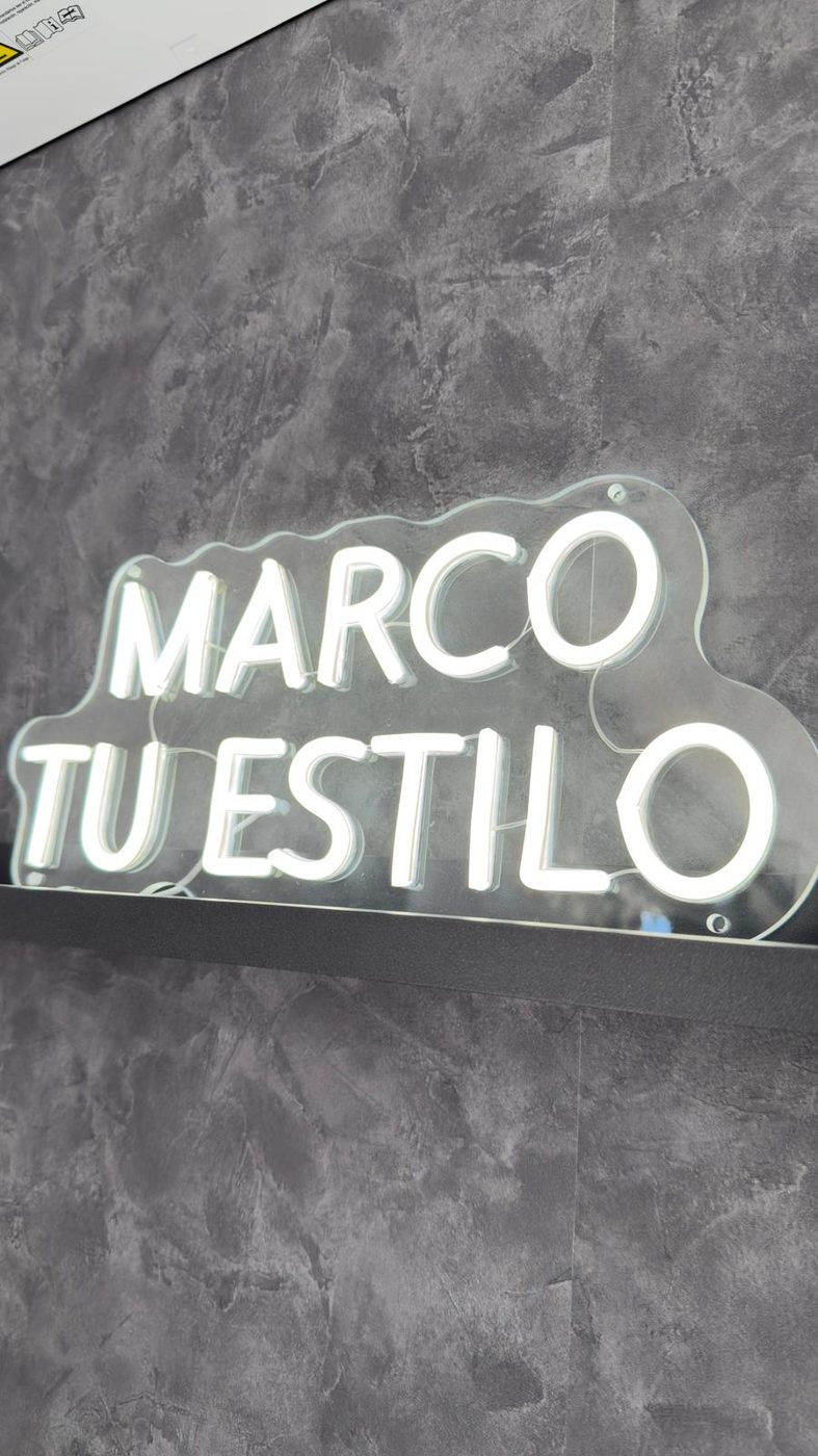 Rótulo de neón Marco tu estilo en ACR Barberstudio