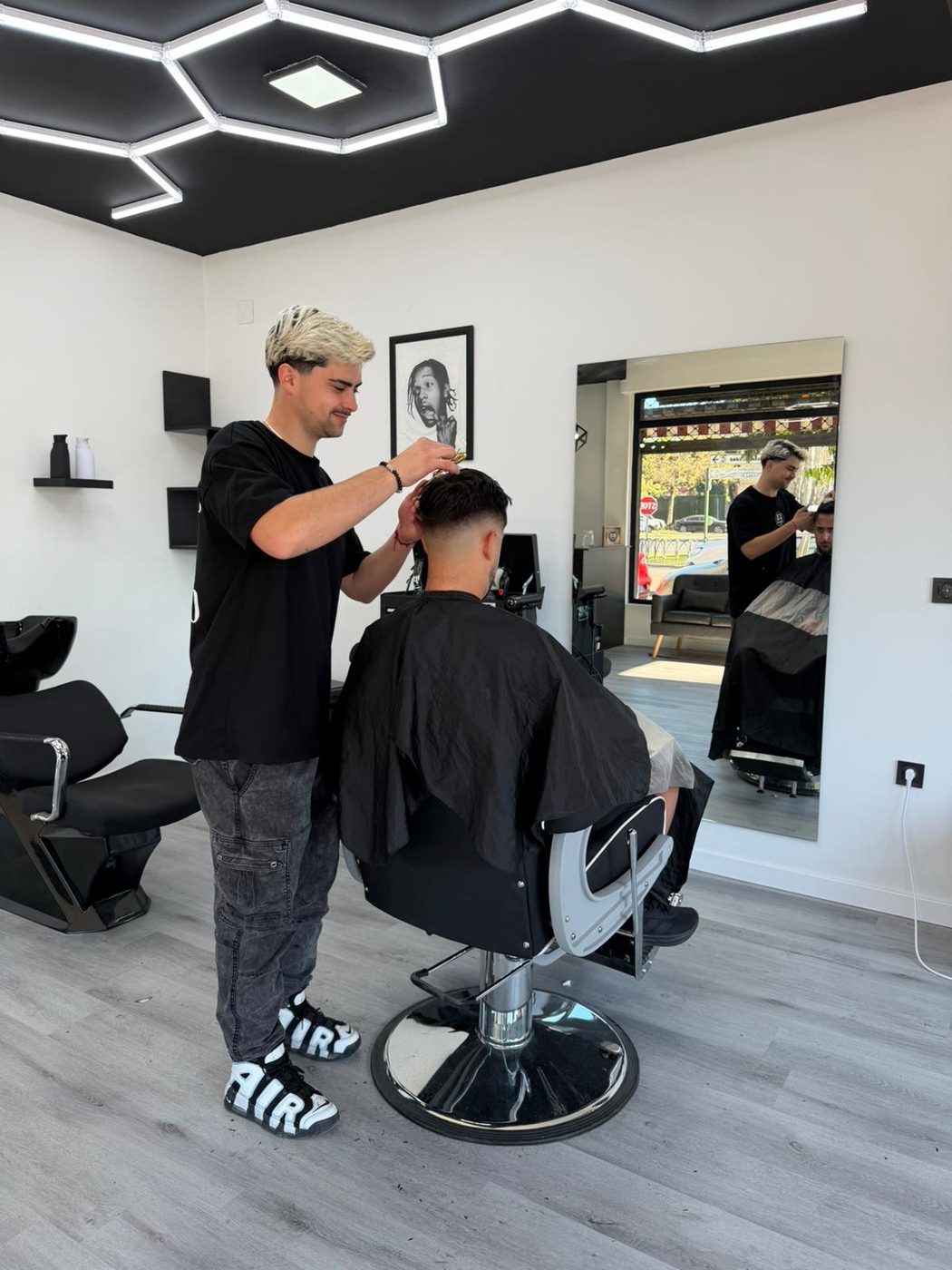 Agustín trabajando en ACR Barberstudio